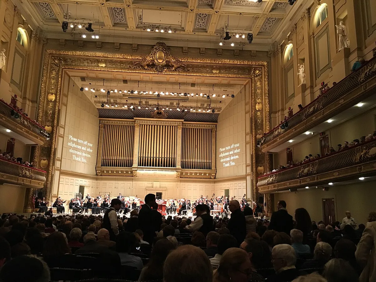 Publikum og orkester i Symphony Hall i Boston før en koncert i 2017.
