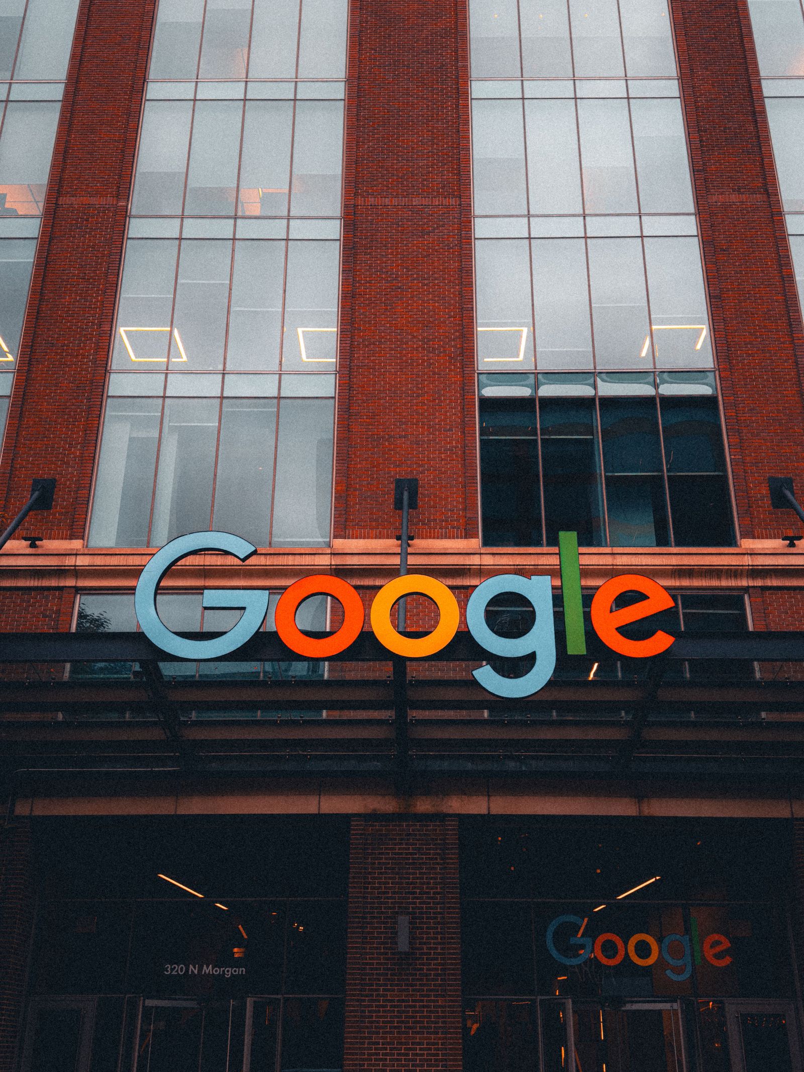 Google-logo på en kontorbygning. Midlertidigt illustrationsfoto; det viser ikke kunstværket på Frieze.
