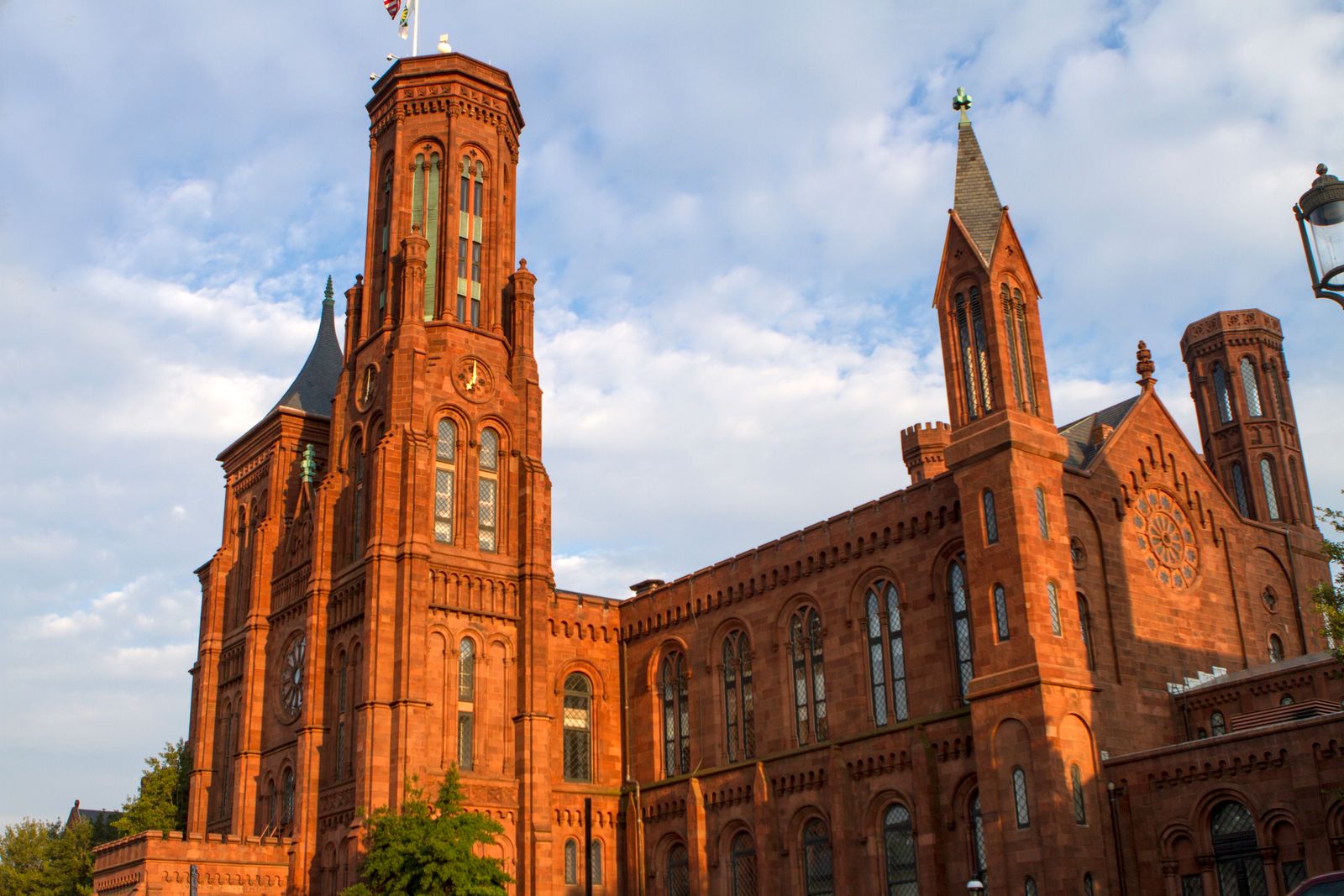 Smithsonian Castle i Washington i dagslys. Arkivfoto af bygningen, ikke af Smithsonian Dreams.