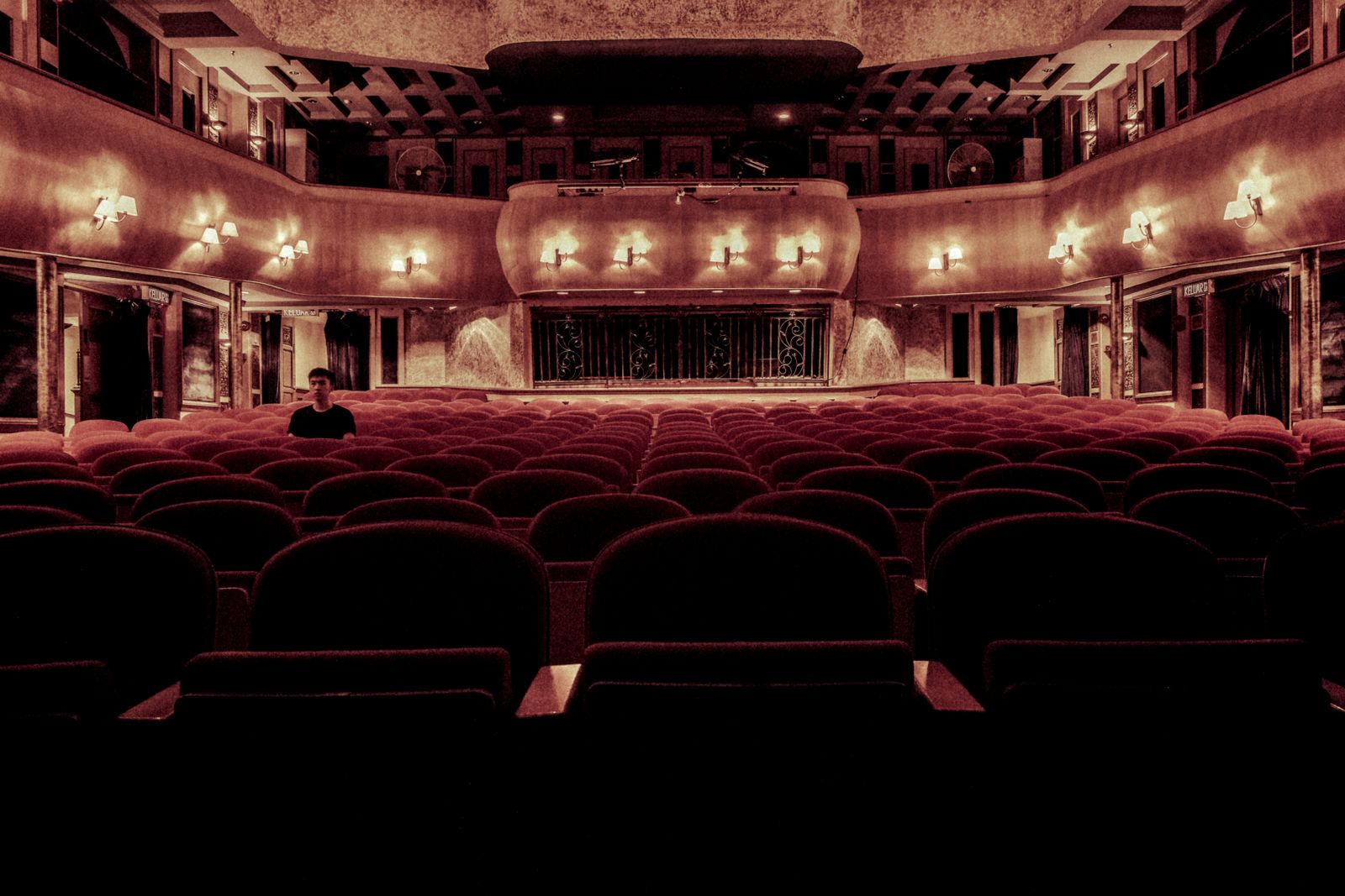 En teatersal set fra publikumspladserne. Genrefoto, ikke Het Nationale Theater eller LiveText.