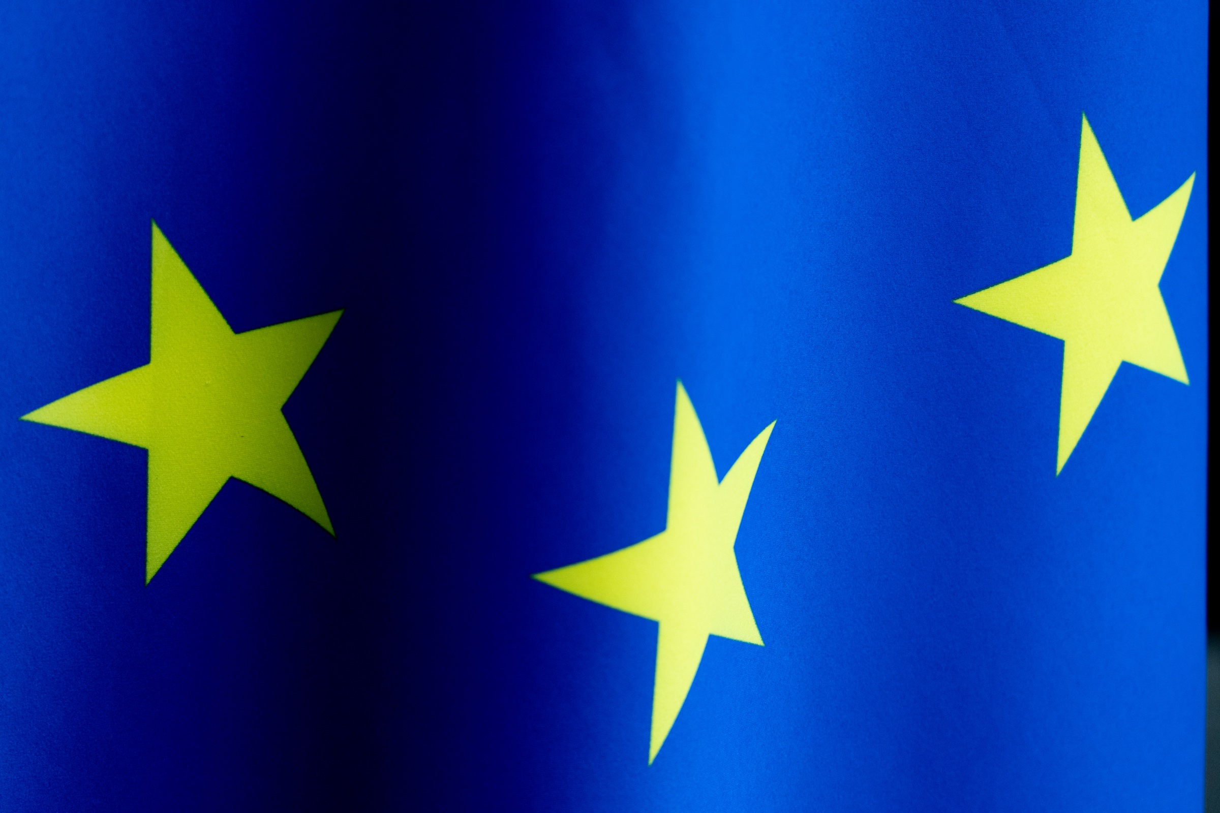Nærbillede af gule stjerner på Den Europæiske Unions blå flag.